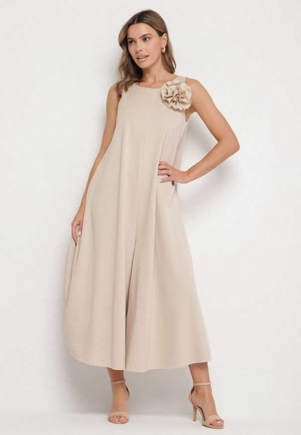 Born2be - Beżowy Kombinezon z Wiskozą i Broszką Kwiatu 3D Odellira. Okazja: na co dzień. Kolor: beżowy. Materiał: wiskoza. Wzór: kwiaty. Styl: casual, elegancki