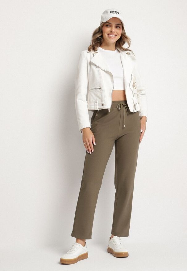 Born2be - Ciemnozielone Szerokie Spodnie z Wiązaniem i Metalicznymi Aplikacjami Mairae. Okazja: na co dzień. Kolor: zielony. Wzór: aplikacja. Styl: casual, elegancki