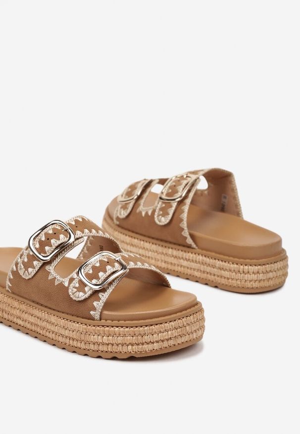 Born2be - Brązowe Klapki z Paskami z Klamrami Zdobione Plecionką Elineo. Okazja: na co dzień. Nosek buta: otwarty. Kolor: brązowy. Wzór: aplikacja. Materiał: len, jeans. Sezon: lato. Obcas: na obcasie. Styl: casual, elegancki. Wysokość obcasa: niski