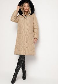 Born2be - Beżowa Pikowana Kurtka o Długim Kroju z Kapturem Kieszeniami i Odpinanym Futerkiem Liliraeth. Okazja: na spacer, na co dzień. Typ kołnierza: kaptur. Kolor: beżowy. Materiał: futro. Długość rękawa: długi rękaw. Długość: długie. Wzór: aplikacja. Styl: casual, elegancki #1