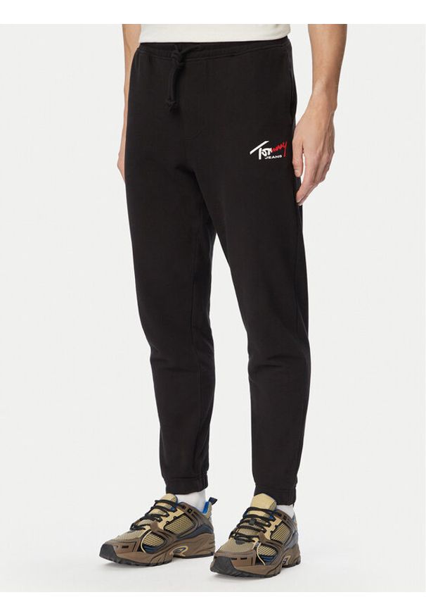 Tommy Jeans Spodnie dresowe DM0DM23903 Czarny Regular Fit. Kolor: czarny. Materiał: bawełna