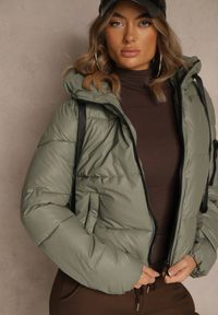 Renee - Zielona Kurtka Puffer z Pikowanymi Przeszyciami i Kapturem Renaria. Okazja: na co dzień. Typ kołnierza: kaptur. Kolor: zielony. Materiał: jeans, poliester. Sezon: zima. Styl: casual #3