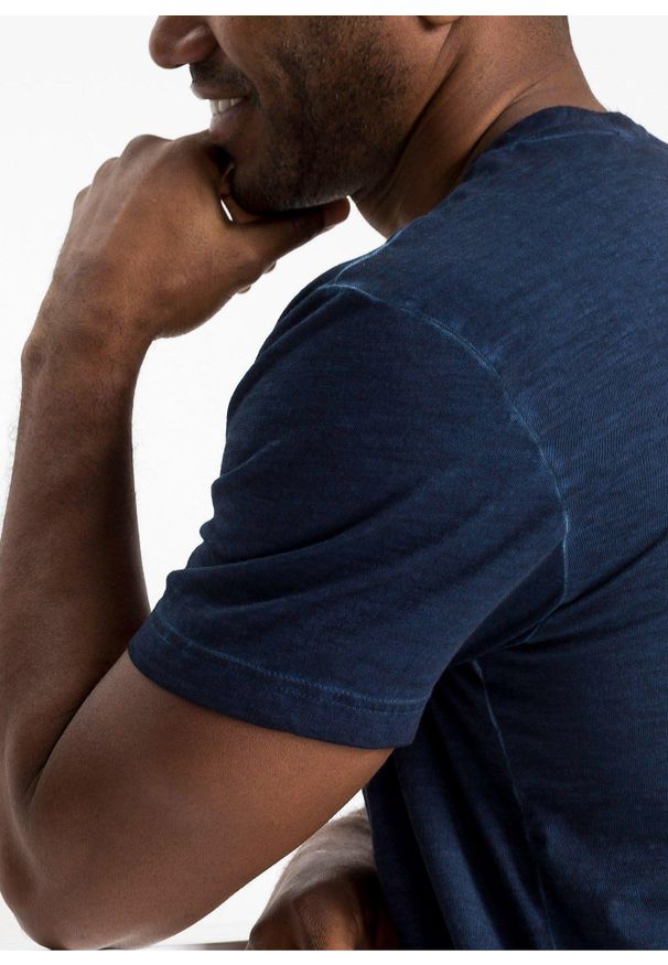 bonprix - T-shirt z dekoltem henley w stylu washed z czystej bawełny organicznej. Typ kołnierza: typu henley. Kolor: niebieski. Materiał: bawełna. Długość rękawa: krótki rękaw. Długość: krótkie. Wzór: nadruk