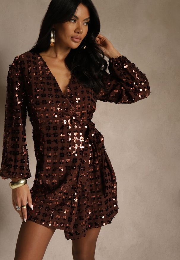 Renee - Brązowa Sukienka o Kopertowym Kroju z Wiązaniem i Cekinami Wedessa. Kolor: brązowy. Materiał: poliester. Wzór: aplikacja. Typ sukienki: kopertowe. Styl: elegancki