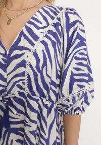 Born2be - Granatowa Sukienka z Bawełny i Wiskozy w Abstrakcyjne Paski ze Sznurkiem w Talii Navarae. Okazja: na co dzień. Kolor: niebieski. Materiał: bawełna, wiskoza. Wzór: paski. Typ sukienki: proste. Styl: wizytowy, casual #2