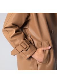 Wittchen - Damski płaszcz z ekoskóry dwurzędowy z paskiem brązowy. Kolor: brązowy. Materiał: skóra ekologiczna. Długość: długie. Wzór: paski. Sezon: wiosna, jesień. Styl: elegancki #5