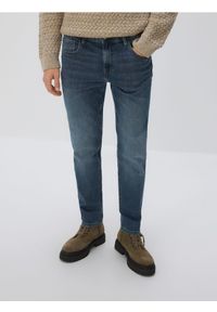 Reserved - Jeansy slim z efektem sprania - granatowy. Kolor: niebieski #1