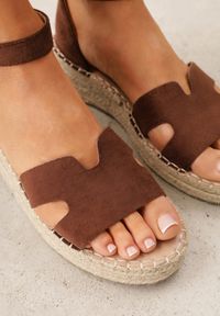 Renee - Ciemnobrązowe Sandały VICES na Koturnie z Plecionką i Wycięciami przy Cholewce Celanele. Okazja: na co dzień. Zapięcie: sprzączka. Kolor: brązowy. Wzór: ażurowy. Sezon: lato. Obcas: na koturnie. Styl: wakacyjny, casual, elegancki #5