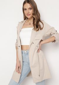 Born2be - Beżowa Kurtka Parka z Klasycznym Kołnierzem Ściągana w Pasie Troczkiem Revapia. Okazja: na randkę, do pracy, na spacer. Kolor: beżowy. Styl: klasyczny #1