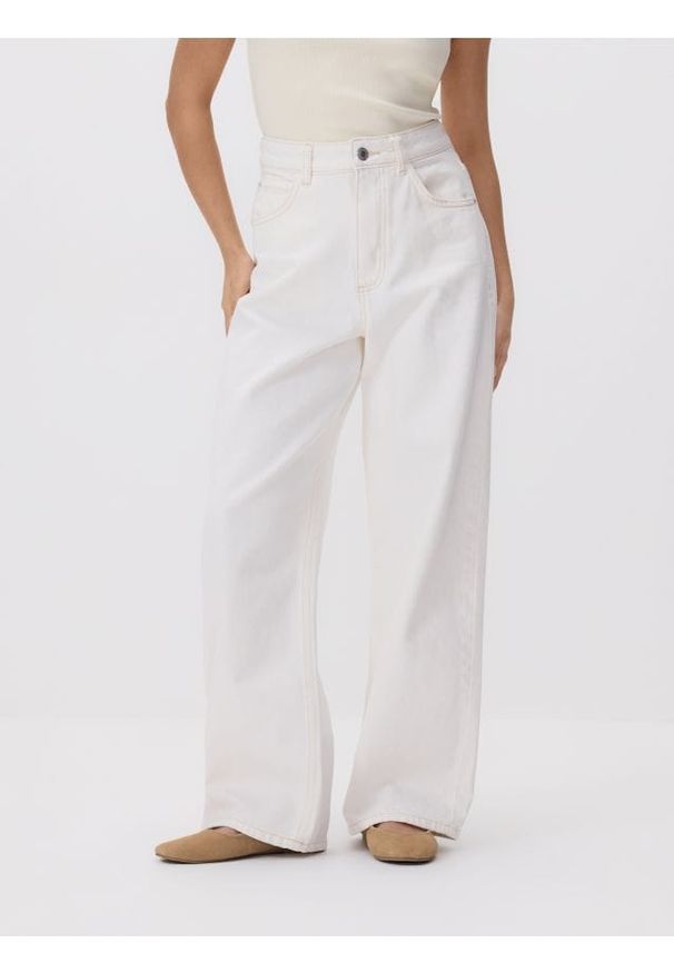 Reserved - Jeansy wide leg z krótszą nogawką - biały. Kolor: biały. Długość: krótkie