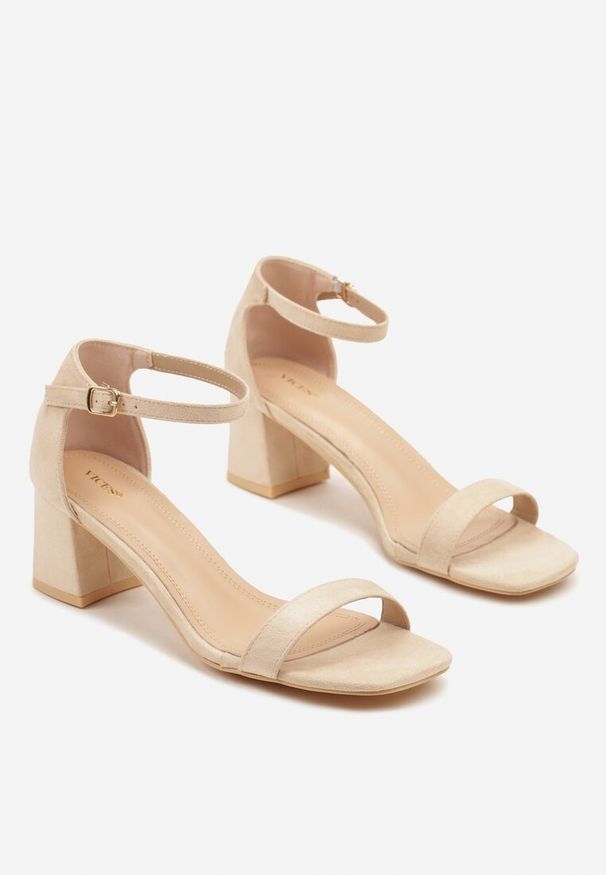Renee - Beżowe Sandały Vices na Słupku z Kwadratowym Noskiem Galamia. Okazja: na co dzień. Kolor: beżowy. Materiał: jeans. Obcas: na słupku. Styl: elegancki, casual, klasyczny. Wysokość obcasa: średni
