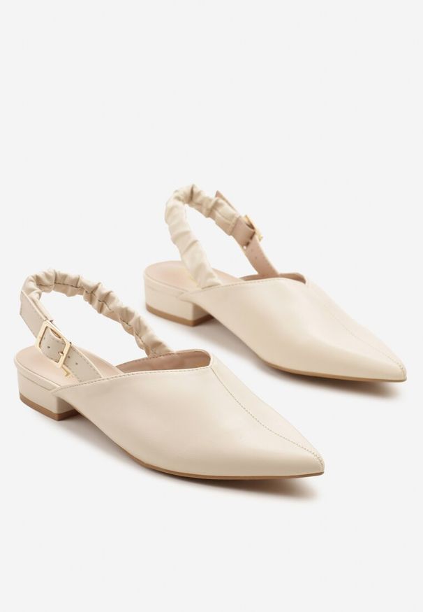 Born2be - Jasnobeżowe Sandały ze Szpiczastym Noskiem i Sprzączką Jeneliena. Okazja: na imprezę, na co dzień. Nosek buta: szpiczasty. Zapięcie: sprzączka. Kolor: beżowy. Styl: casual, klasyczny, elegancki