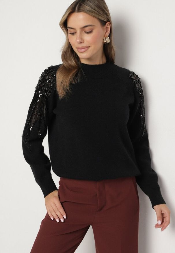 Born2be - Czarny Sweter z Cyrkoniami Perłami i Cekinami Nevalitha. Okazja: na spotkanie biznesowe, do pracy, na co dzień. Kolor: czarny. Materiał: jeans. Wzór: aplikacja. Styl: elegancki, biznesowy, klasyczny, casual