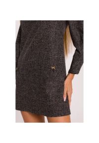 MOE - Elegancka sukienka tweedowa trapezowa mini czarna. Kolor: czarny, różowy, szary. Typ sukienki: trapezowe. Styl: elegancki. Długość: mini #3