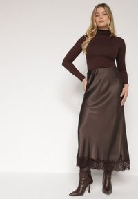 Born2be - Brązowa Satynowa Spódnica z Wiskozy Ozdobiona Koronką Fedare. Okazja: na co dzień. Kolor: brązowy. Materiał: wiskoza, satyna, koronka. Wzór: aplikacja, koronka. Styl: klasyczny, casual, elegancki #1