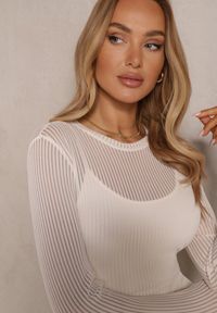 Renee - Jasnobeżowa Sukienka z Siateczki z Wiskozą Zdobiona Prążkowanym Wzorem Ninorina. Okazja: na co dzień. Kolor: beżowy. Materiał: wiskoza, prążkowany. Długość rękawa: długi rękaw. Wzór: aplikacja. Typ sukienki: dopasowane. Styl: elegancki, casual