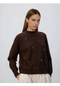 Reserved - Sweter z ozdobnymi aplikacjami - ciemnobrązowy. Kolor: brązowy. Materiał: wełna, dzianina. Wzór: aplikacja #1