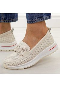 Beżowe ażurowane skórzane półbuty damskie T.Sokolski w26-604. Nosek buta: okrągły. Kolor: beżowy. Materiał: skóra. Szerokość cholewki: normalna. Wzór: ażurowy, aplikacja. Sezon: wiosna, jesień, lato. Styl: elegancki, klasyczny #1