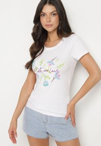 Born2be - Biało-Niebieski Bawełniany T-shirt Ozdobiony Nadrukiem Zarice. Okazja: na co dzień. Kolor: niebieski. Materiał: bawełna. Wzór: aplikacja, nadruk. Styl: klasyczny, casual #5