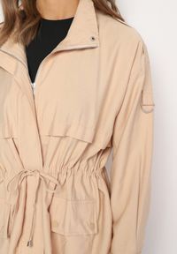 Born2be - Ciemnobeżowa Kurtka Parka z Bawełną Ściągana w Pasie Troczkiem Zapinana na Napy Velethra. Okazja: na co dzień. Kolor: beżowy. Materiał: bawełna. Styl: casual #2