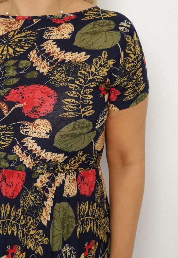 Born2be - Granatowa Rozkloszowana Sukienka z Gumką w Talii we Wzór Pawich Oczek Duilla. Kolekcja: plus size. Kolor: niebieski. Sezon: lato. Typ sukienki: dla puszystych