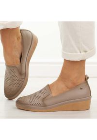 Beżowe skórzane półbuty damskie Vinceza 39988. Okazja: na co dzień. Nosek buta: okrągły. Kolor: beżowy. Szerokość cholewki: normalna. Wzór: ażurowy. Materiał: skóra. Sezon: wiosna, jesień, lato. Obcas: na koturnie. Styl: casual, elegancki, klasyczny #1