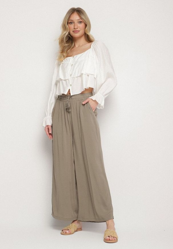 Born2be - Ciemnozielone Wiskozowe Spodnie o Szerokim Kroju Ozdobione Sznurkiem Natamia. Okazja: na co dzień, na spotkanie biznesowe. Kolor: beżowy. Materiał: wiskoza. Wzór: aplikacja. Styl: klasyczny, casual, elegancki, biznesowy