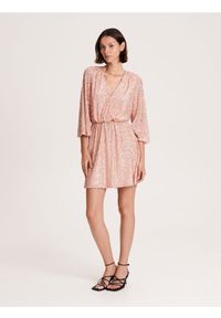 Reserved - Sukienka mini z cekinami - pastelowy róż. Kolor: różowy. Materiał: dzianina. Typ sukienki: kopertowe. Długość: mini #1