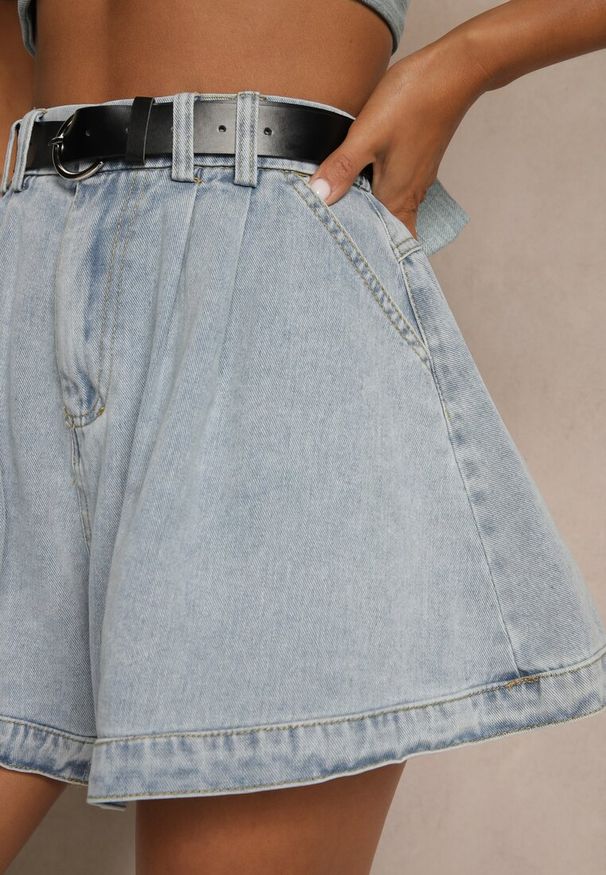 Renee - Jasnoniebieskie Szorty z Bawełny High Waist Ozdobione Paskiem Saromine. Okazja: na co dzień. Stan: podwyższony. Kolor: niebieski. Materiał: bawełna. Wzór: aplikacja. Styl: casual