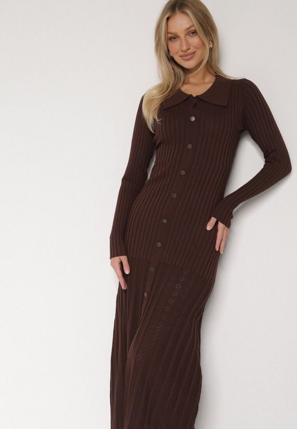 Born2be - Brązowa Wiskozowa Sukienka Sweterkowa z Guzikami i Kołnierzykiem Delarria. Okazja: na co dzień. Kolor: brązowy. Materiał: wiskoza. Styl: casual, elegancki, klasyczny. Długość: midi