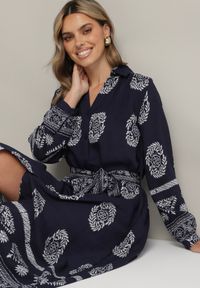 Born2be - Granatowa Koszulowa Sukienka Ozdobiona Ornamentalnym Wzorem z Wiązanym Paskiem Roriola. Okazja: na co dzień, do pracy. Kolor: niebieski. Materiał: skóra, wiskoza, tkanina. Wzór: aplikacja. Typ sukienki: koszulowe. Styl: klasyczny, casual, elegancki #5