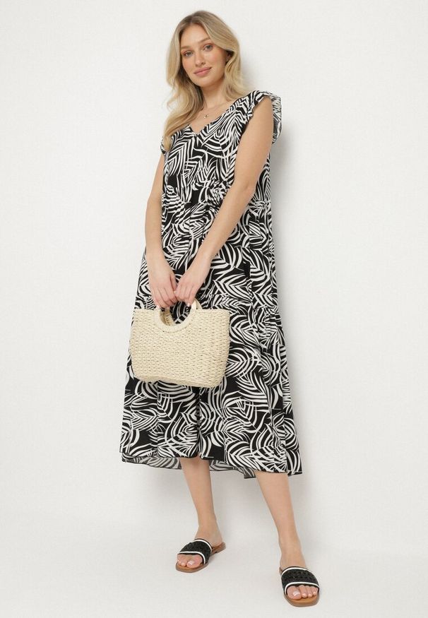 Born2be - Czarna Bawełniana Sukienka w Liście o Rozkloszowanym Kroju Divariel. Kolor: czarny. Materiał: bawełna. Długość rękawa: krótki rękaw. Typ sukienki: rozkloszowane