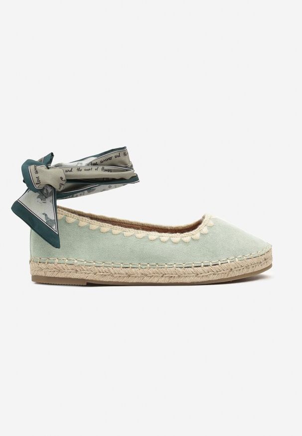 Renee - Jasnozielone Espadryle ze Wzorzystym Wiązaniem Przy Kostce Zdobione Plecionką Lortevia. Okazja: na co dzień. Kolor: zielony. Materiał: zamsz. Wzór: aplikacja. Obcas: na obcasie. Styl: elegancki, boho, casual. Wysokość obcasa: niski