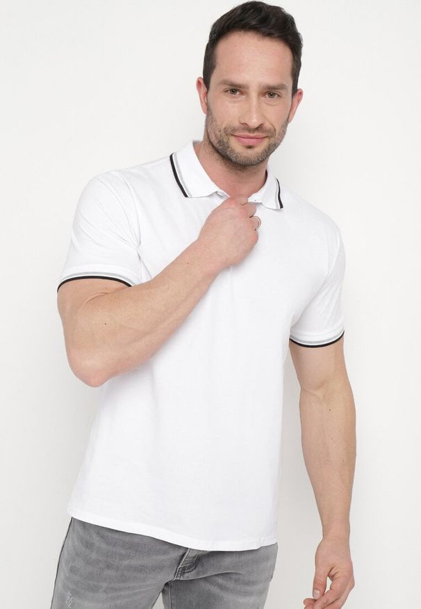 Born2be - Biała Koszulka o Fasonie Polo z Guzikami Timarie. Okazja: na spotkanie biznesowe. Typ kołnierza: polo. Kolor: biały. Materiał: dresówka. Styl: biznesowy, klasyczny, elegancki