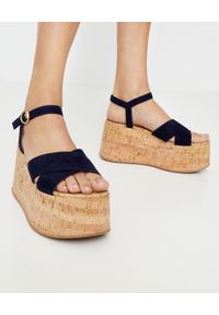 GIANVITO ROSSI - Granatowe sandały na platformie. Okazja: na imprezę. Zapięcie: pasek. Kolor: niebieski. Wzór: paski. Sezon: lato. Obcas: na platformie