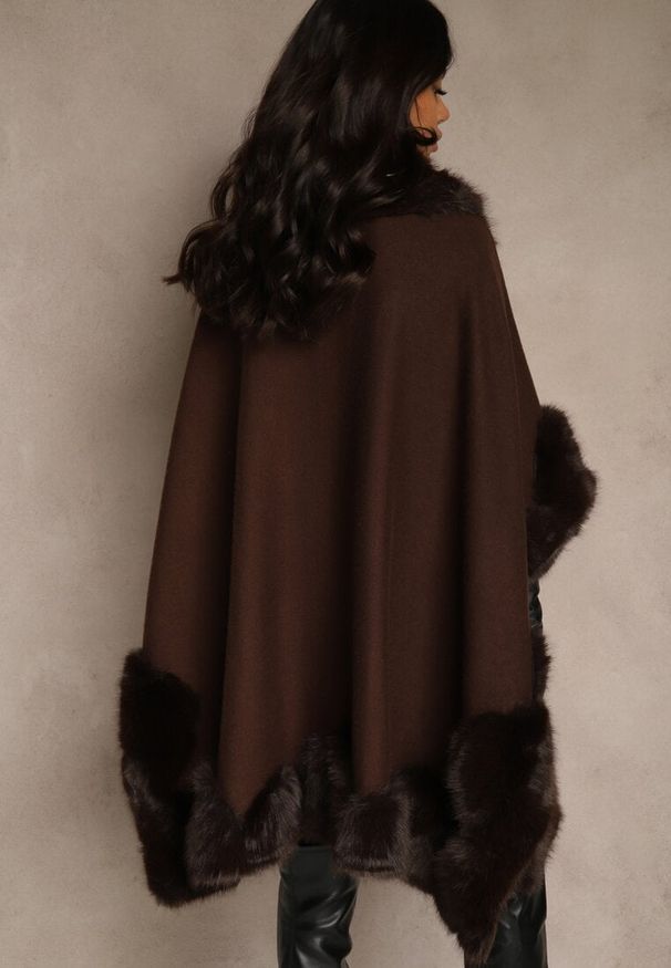 Renee - Brązowe Ponczo z Wiskozą Wełną i Futerkiem Mevicia. Okazja: na imprezę, na co dzień. Kolor: brązowy. Materiał: futro, wiskoza, wełna. Wzór: aplikacja. Styl: casual, klasyczny, elegancki