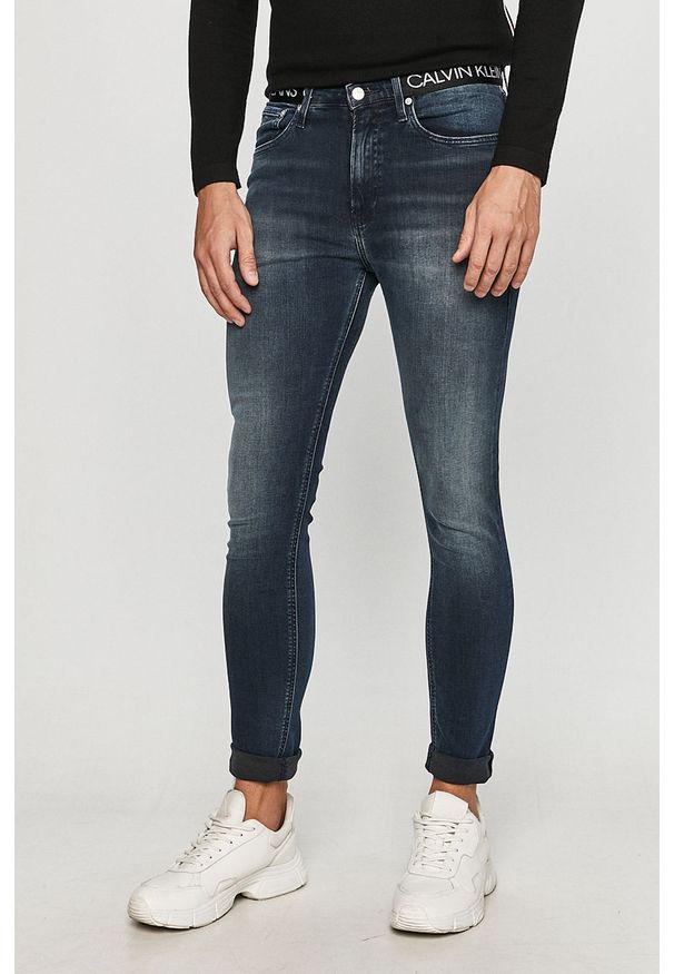 Calvin Klein Jeans - Jeansy. Kolor: niebieski. Materiał: bawełna, denim, elastan