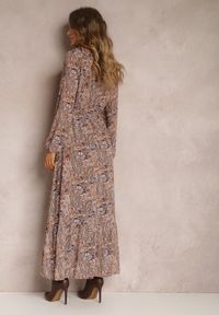 Renee - Brązowo-Beżowa Sukienka z Falbanką przy Dekolcie w Ornamentalny Wzór Mana. Kolor: brązowy. Materiał: tkanina #3