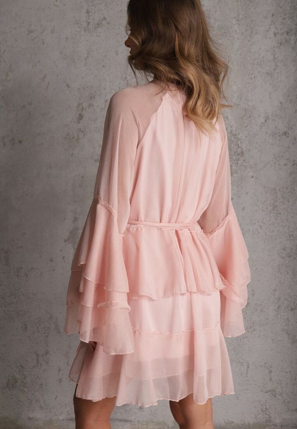 Renee - Różowa Eteryczna Sukienka z Falbanami i Wiązanym Paskiem w Talii Rivania. Kolor: różowy