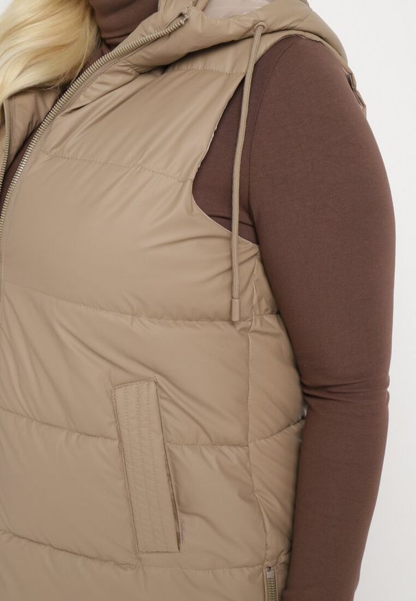 Born2be - Beżowa Pikowana Kamizelka z Kapturem na Suwak i Napy Timella. Okazja: na spacer, na co dzień. Typ kołnierza: kaptur. Kolekcja: plus size. Kolor: beżowy. Materiał: jeans, tkanina. Wzór: aplikacja. Styl: elegancki, casual, klasyczny