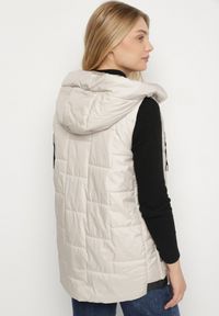 Born2be - Jasnobeżowa Pikowana Kamizelka z Kapturem i Sznurkami Imvila. Okazja: na co dzień. Typ kołnierza: kaptur. Kolor: beżowy. Materiał: jeans. Wzór: aplikacja. Styl: klasyczny, casual, elegancki #3