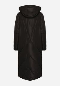 Born2be - Czarna Pikowana Kurtka o Długim Pudełkowym Kroju z Kapturem i Kieszeniami Attesina. Okazja: na co dzień. Typ kołnierza: kaptur. Kolor: czarny. Materiał: wełna, jeans. Długość: długie. Sezon: zima. Styl: klasyczny, casual, elegancki #5