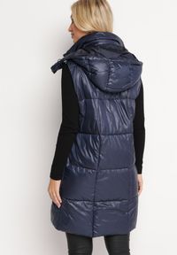 Born2be - Granatowa Kamizelka o Długim Pikowanym Fasonie z Odpinanym Kapturem Glonte. Okazja: na co dzień. Kolor: niebieski. Materiał: tkanina, materiał. Długość: długie. Styl: casual, klasyczny #3