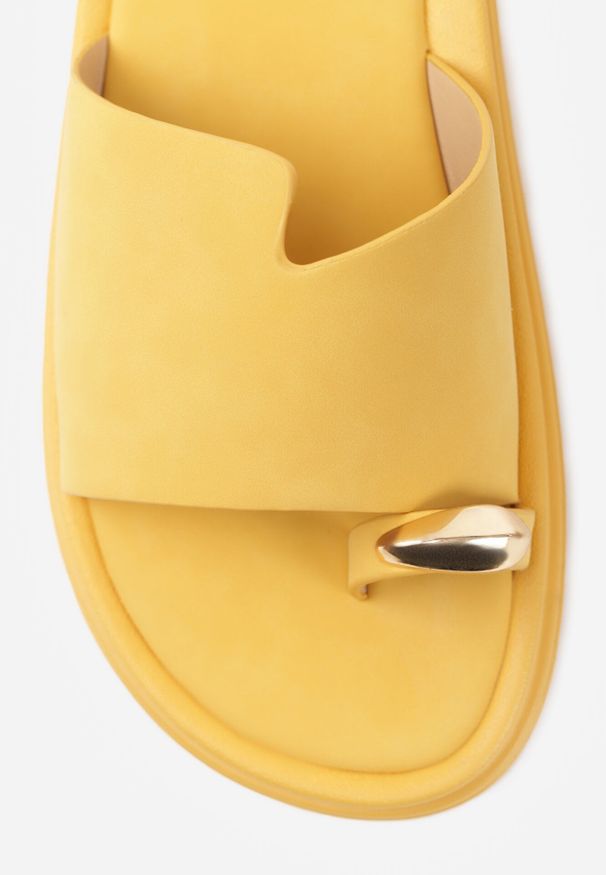 Born2be - Żółte Klapki Typu Japonki z Metaliczną Ozdobą Samrina. Okazja: na co dzień. Kolor: żółty. Materiał: jeans, koronka. Wzór: aplikacja. Sezon: lato. Styl: casual