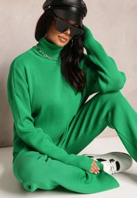 Renee - Zielony Wiskozowy Komplet Sweter z Golfem i Spodnie z Prostymi Nogawkami i Gumką w Pasie Geddora. Kolor: zielony. Materiał: wiskoza