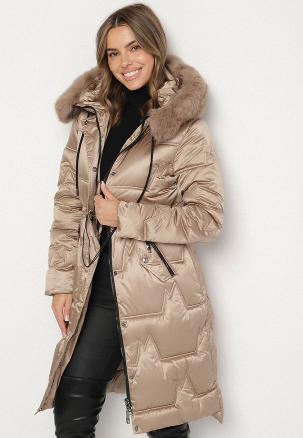 Born2be - Ciemnobeżowa Pikowana Kurtka o Długim Kroju ze Ściągaczem w Talii i Kapturem Galita. Okazja: na co dzień. Kolor: beżowy. Materiał: dzianina, jeans, futro, poliester. Długość: długie. Styl: casual, elegancki