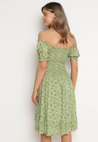 Born2be - Jasnozielona Sukienka Hiszpanka z Bawełny w Drobne Kwiatki Wietema. Okazja: na co dzień. Typ kołnierza: dekolt hiszpanka. Kolor: zielony. Materiał: bawełna. Wzór: kwiaty. Typ sukienki: z odkrytymi ramionami. Styl: casual #5