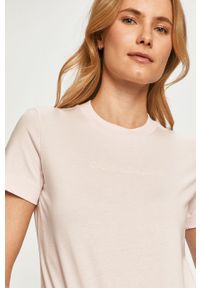 Calvin Klein Jeans - T-shirt. Okazja: na co dzień. Kolor: różowy. Materiał: bawełna, dzianina. Wzór: aplikacja. Styl: casual #5