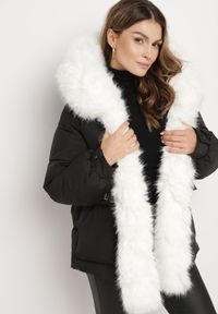 Born2be - Czarna Pikowana Kurtka z Kapturem i Grubym Futrzanym Obszyciem z Możliwością Odpięcia Izarida. Typ kołnierza: kaptur. Kolor: czarny. Materiał: futro. Długość rękawa: długi rękaw. Długość: długie. Styl: elegancki, klasyczny #4