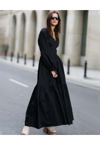 CASTELLANI - Czarna sukienka maxi z bufiastymi rękawami. Typ kołnierza: dekolt w kształcie V. Kolor: czarny. Materiał: bawełna. Długość: maxi #1